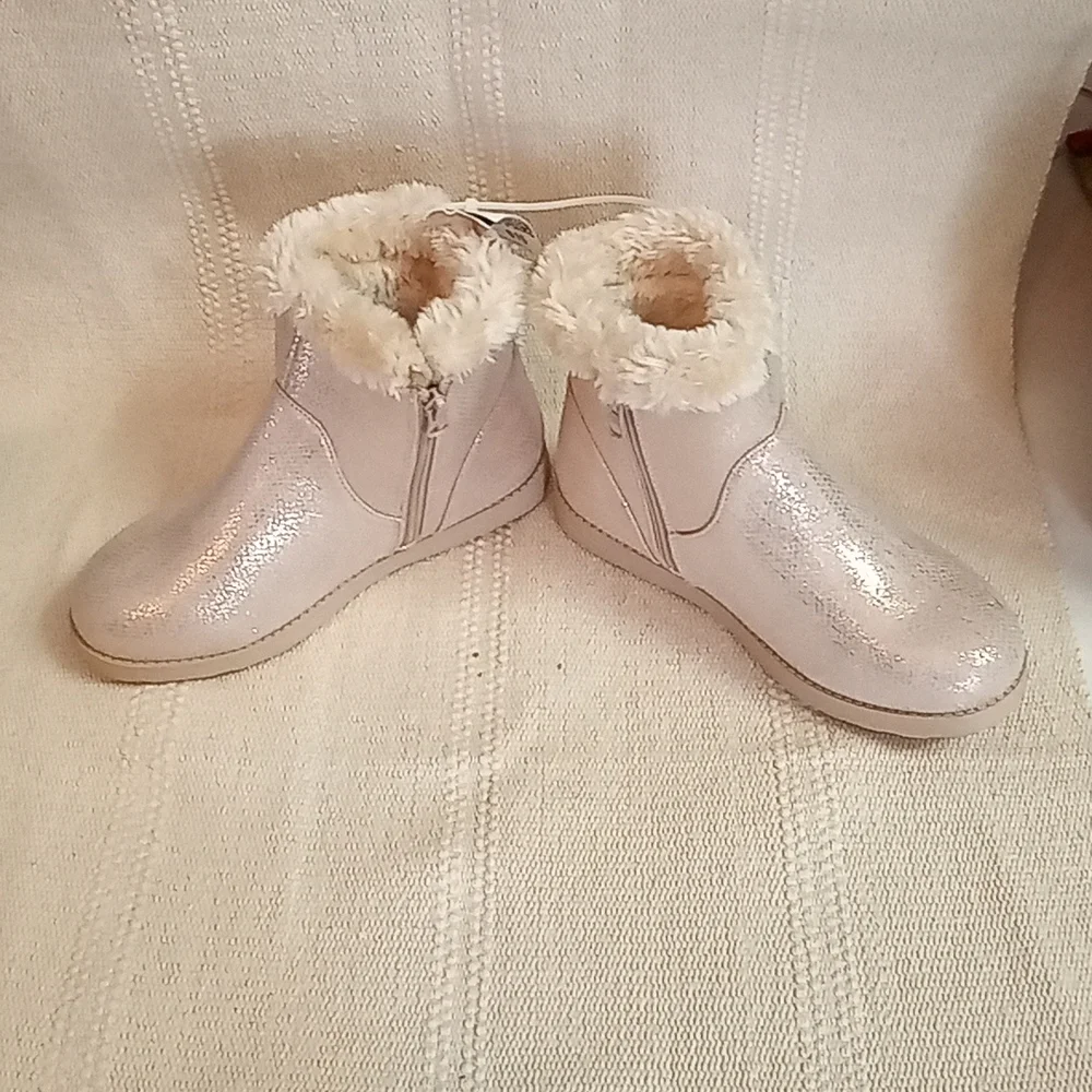 Nwot pink metallic booties
